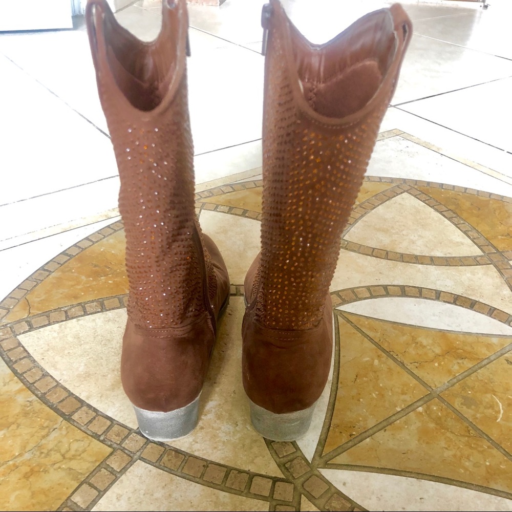 Boots - Picture 3 of 6